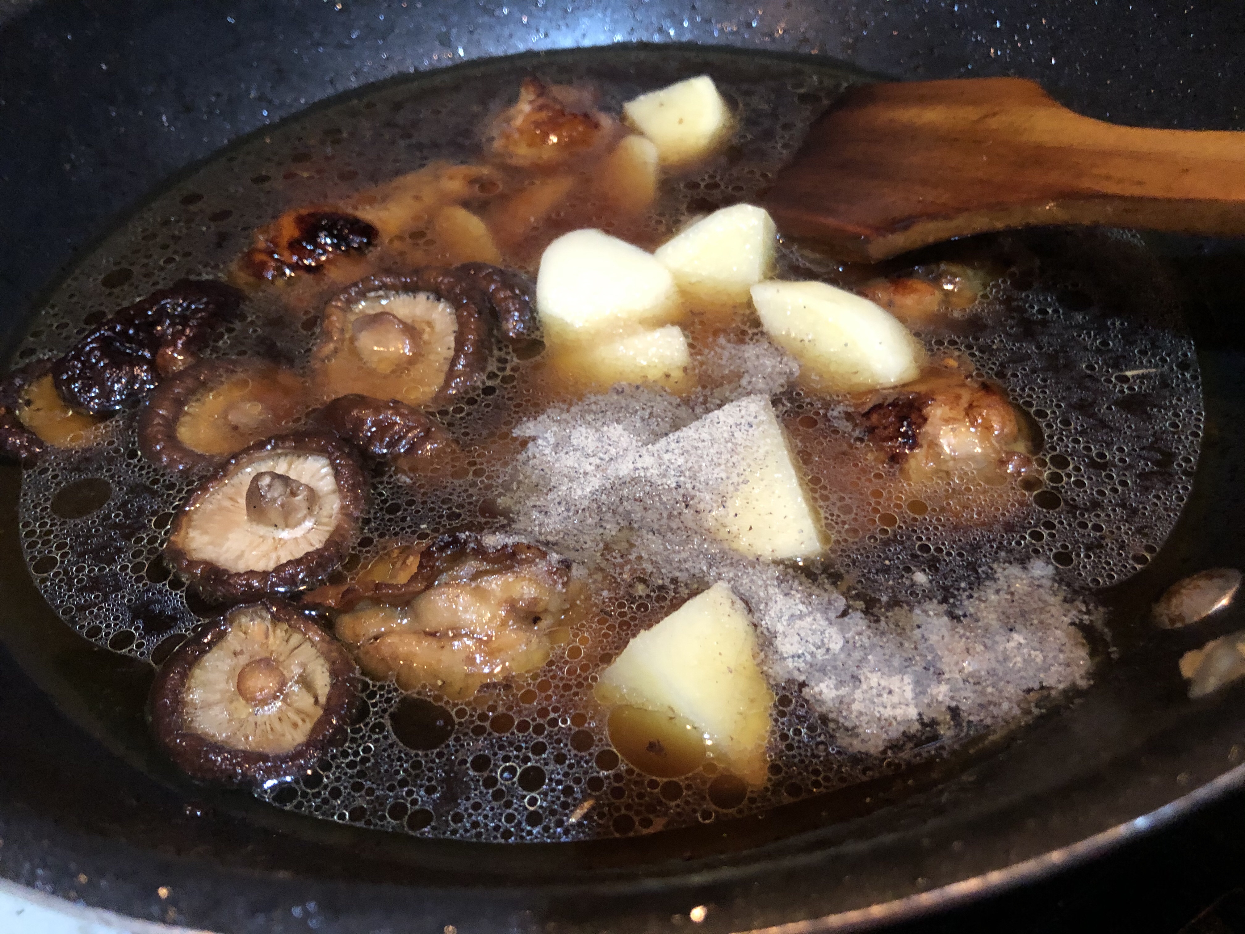 香菇土豆黄焖鸡翅根的做法 步骤9