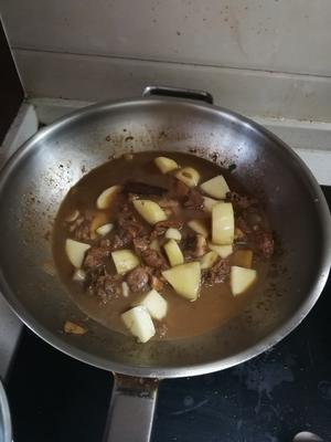 土豆炖鸡腿肉的做法 步骤4
