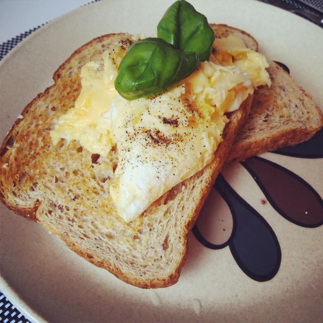 【早餐】鸡蛋吐司Scrambled Eggs on Toast的做法