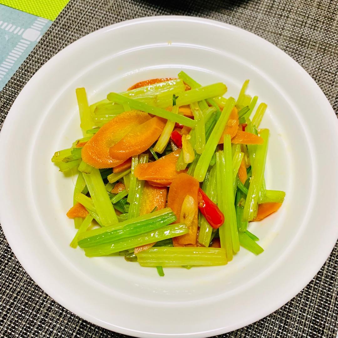 cindywang85做的胡萝卜木耳炒芹菜