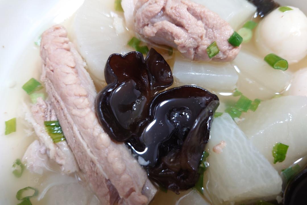 白萝卜排骨汤～～～食材简单但清甜好喝