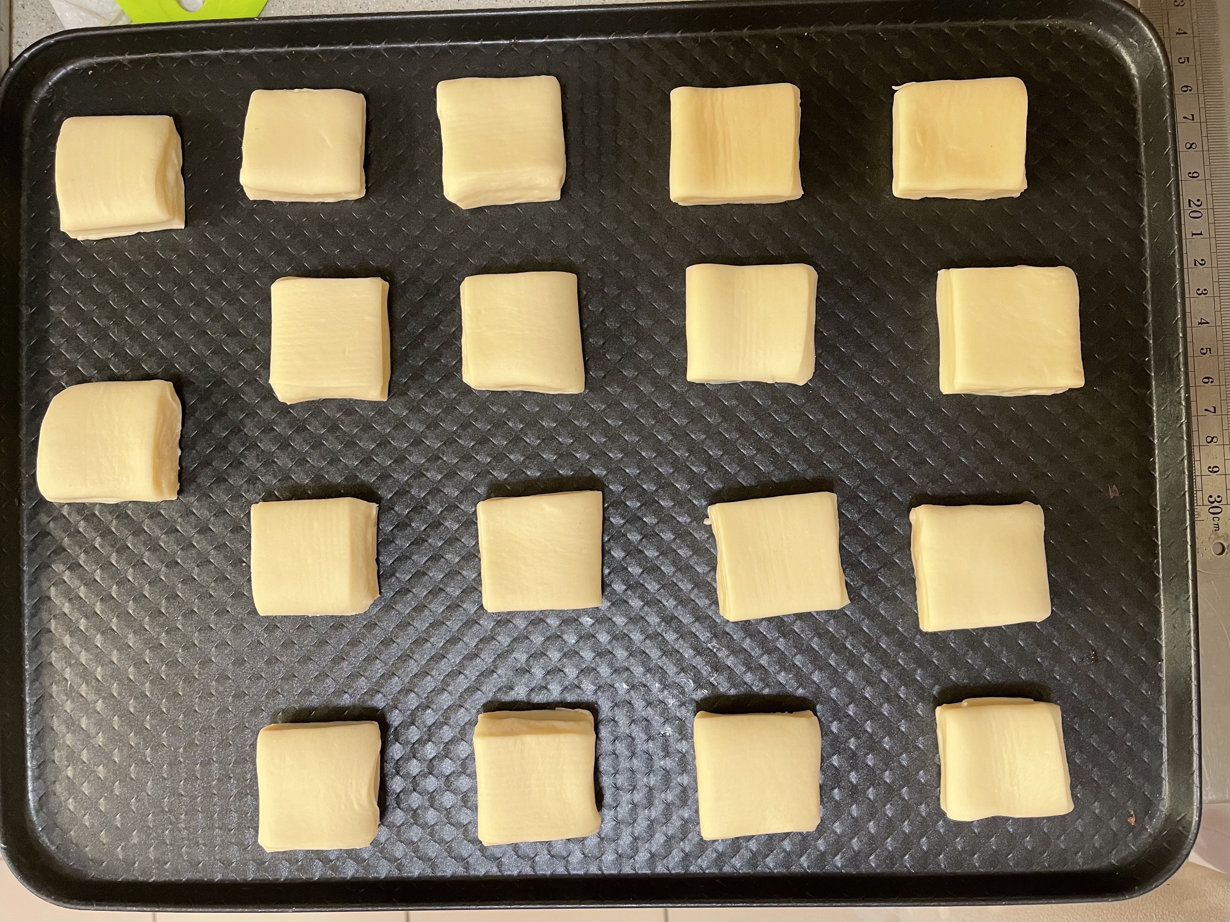 一次发酵❗️做好吃的❗️牛奶小方面包的做法 步骤10
