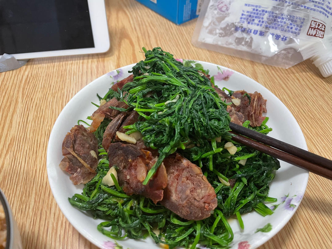 野豌豆尖炒香肠