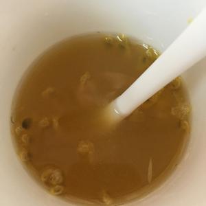 百香果菊花蜂蜜茶的做法 步骤1