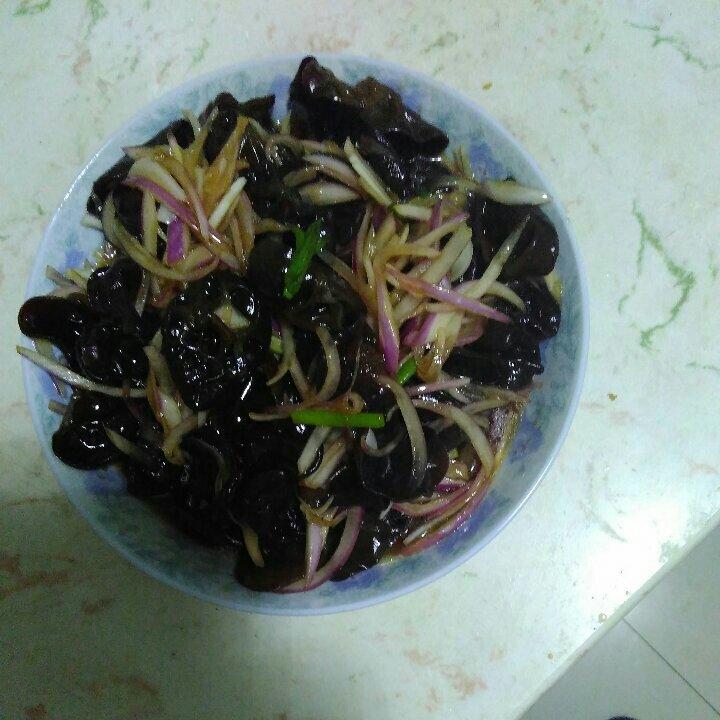 洋葱拌木耳