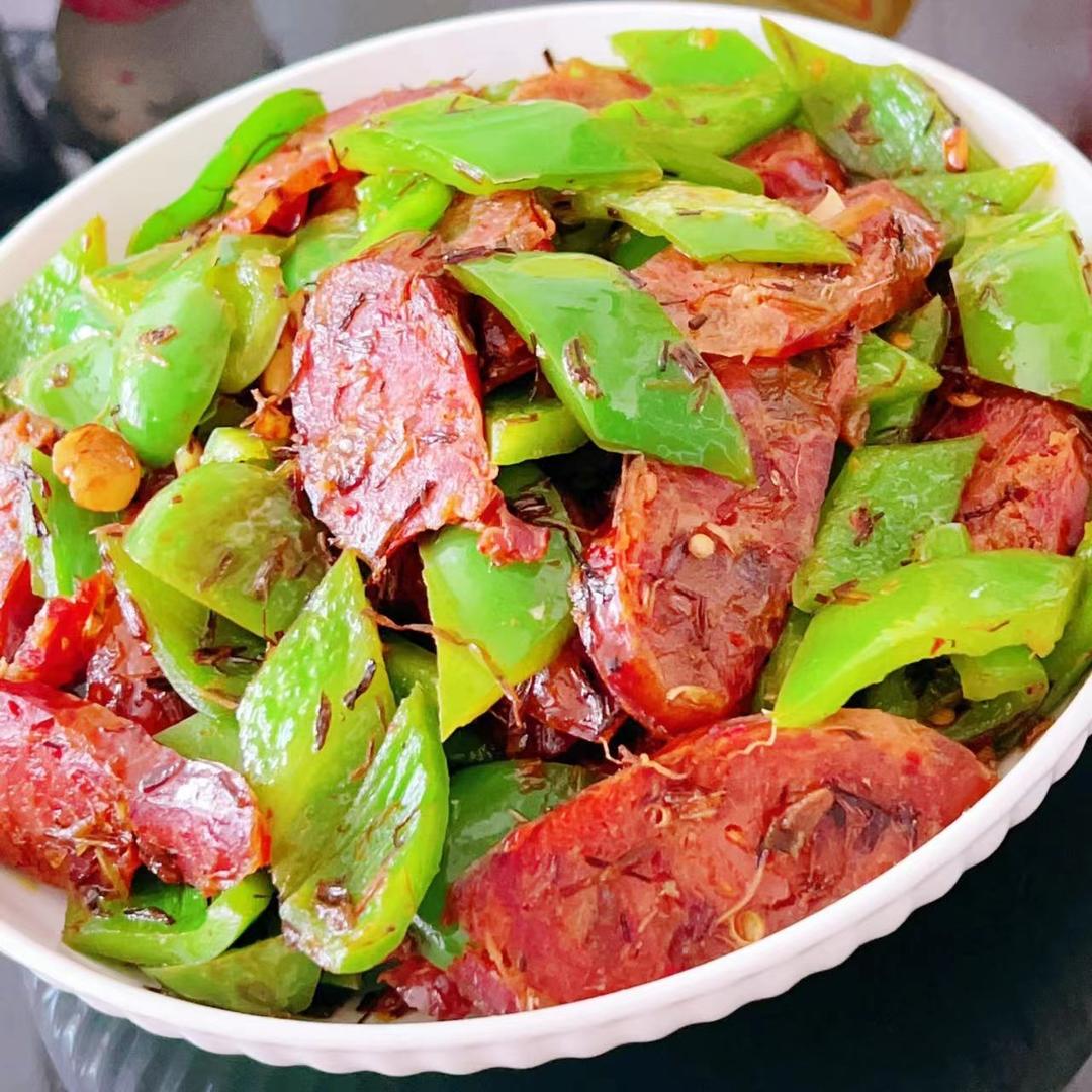 野葱酸腊肠炒圆椒