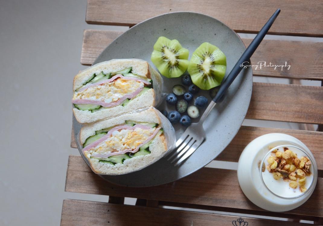 一只爱吃草的Sunny