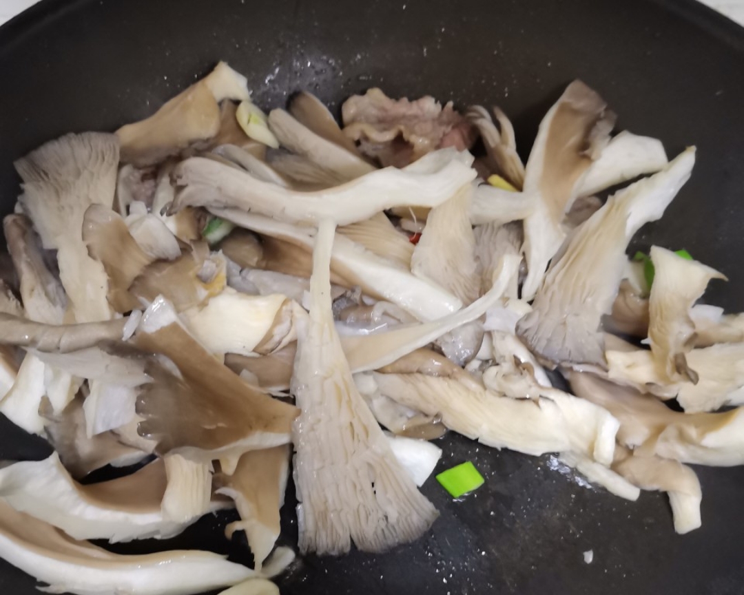 快炒，平菇炒肉，蘑菇炒出肉味道的做法 步骤5
