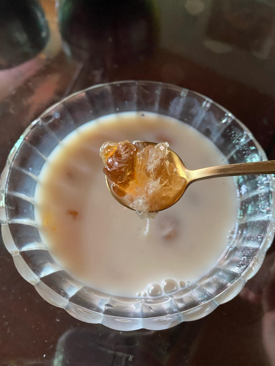 《桃胶皂角米雪燕银耳牛奶羹》据说一碗等于敷30片面膜的功效