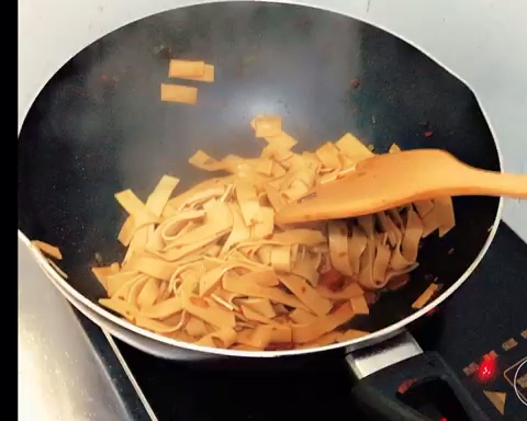 零基础下饭菜:炒香辣豆腐皮