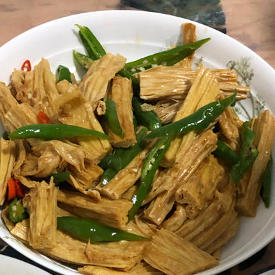 太阳暖不暖做的青椒炒腐竹