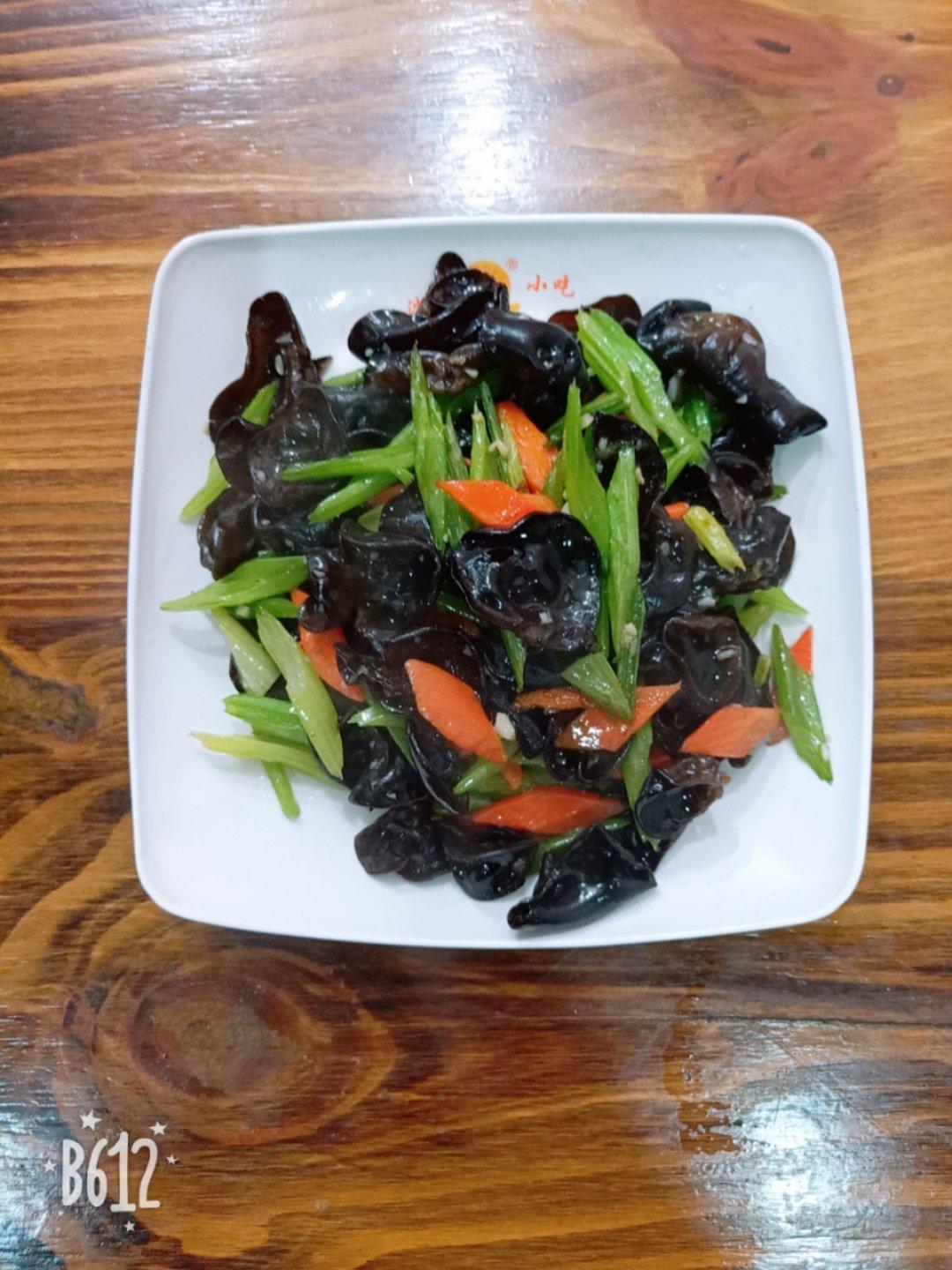 西芹胡萝卜炒黑木耳-清淡健康小炒