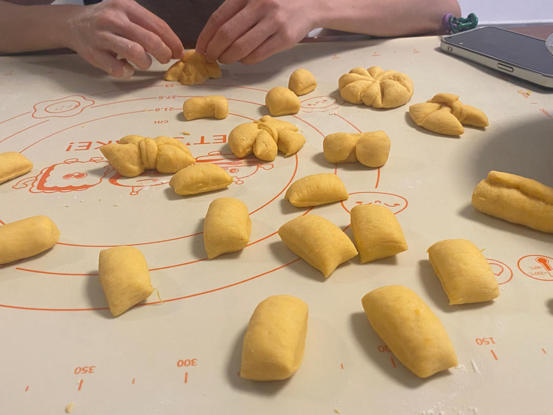 新手也可以--详解如何做出人见人爱、金黄的南瓜馒头