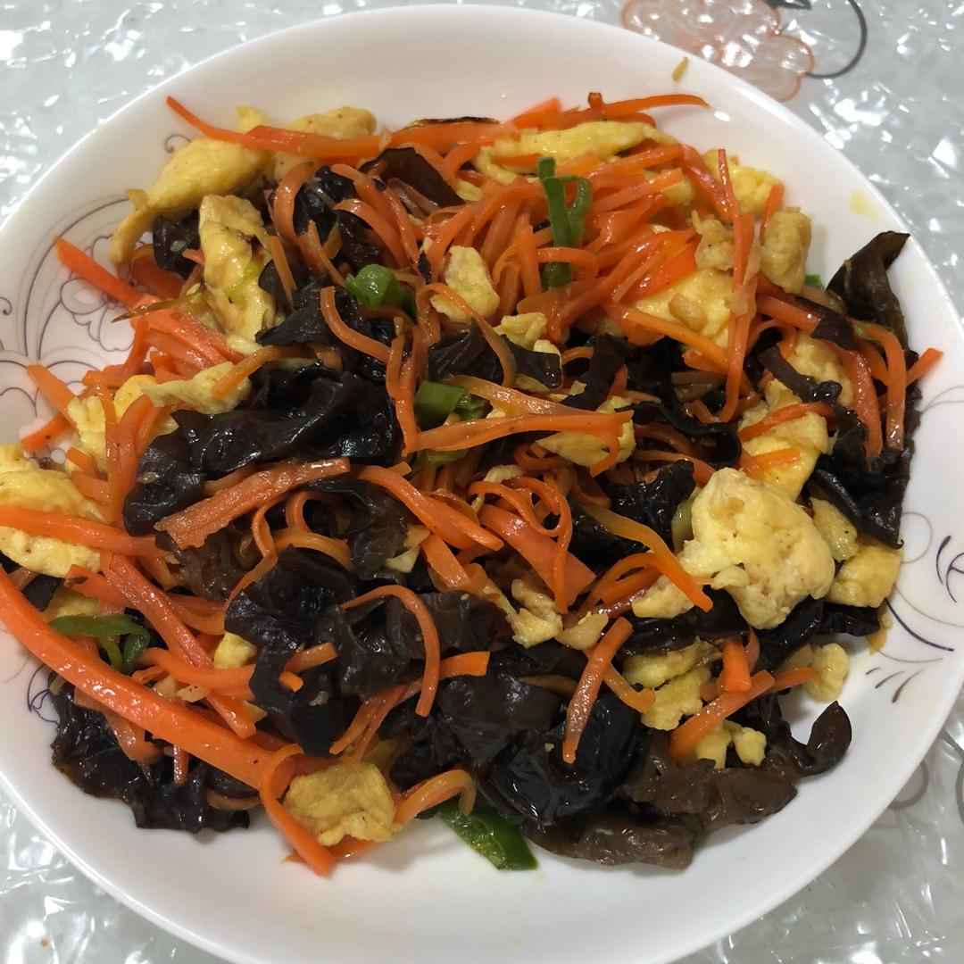 西瓜丸子阿做的胡萝卜木耳炒蛋