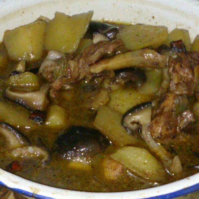 香菇鸡肉炖土豆