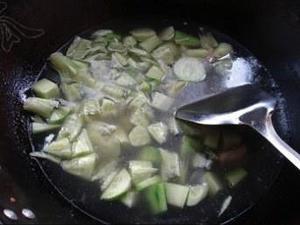 鸡肉丸子黄瓜汤的做法 步骤2