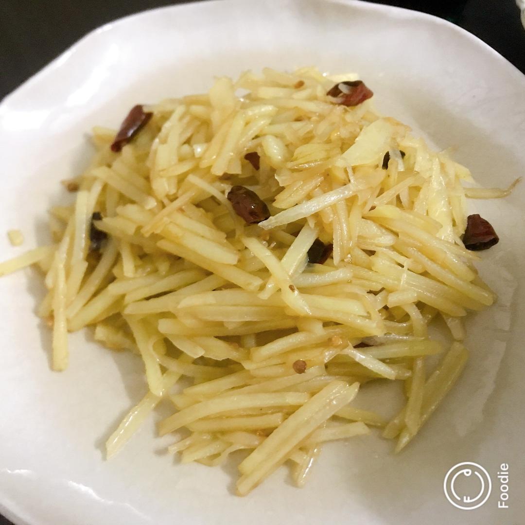 酸辣土豆丝的正宗做法，学会这三个技巧，土豆丝脆爽又下饭