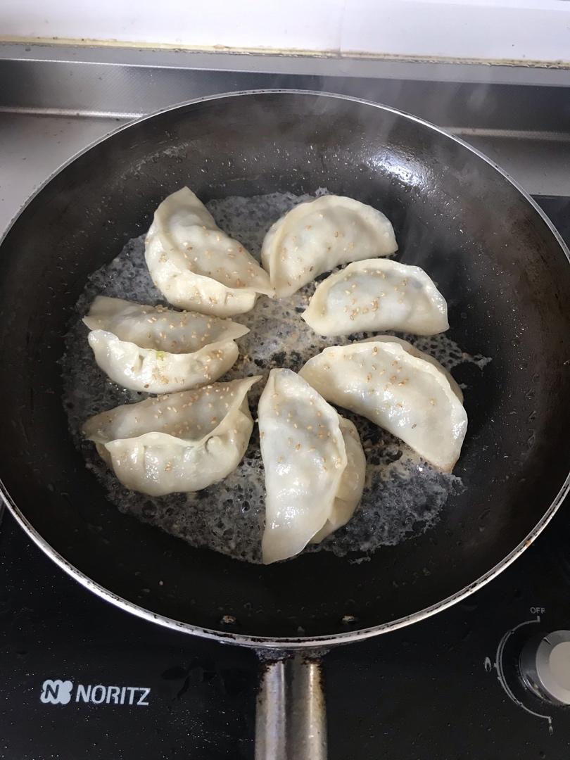 早餐来一锅香脆的生煎饺子