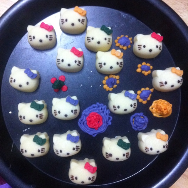 kitty猫咪和心型彩色巧克力～萌萌嗒