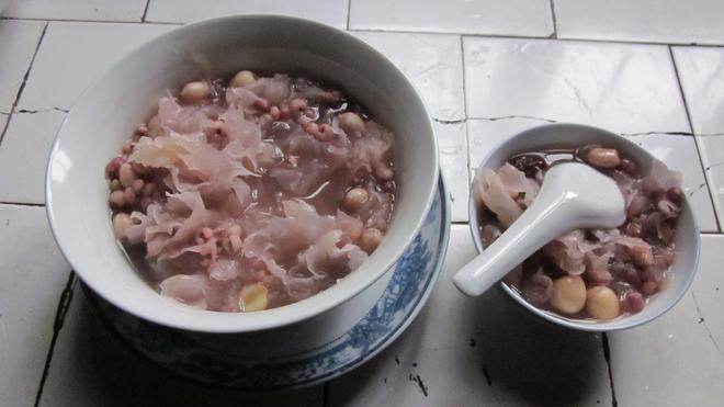 红豆薏米花生银耳莲子羹的做法