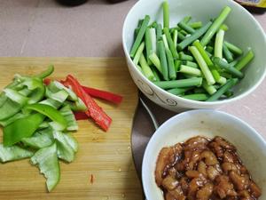 简单快手的家常蒜苔炒肉的做法 步骤1