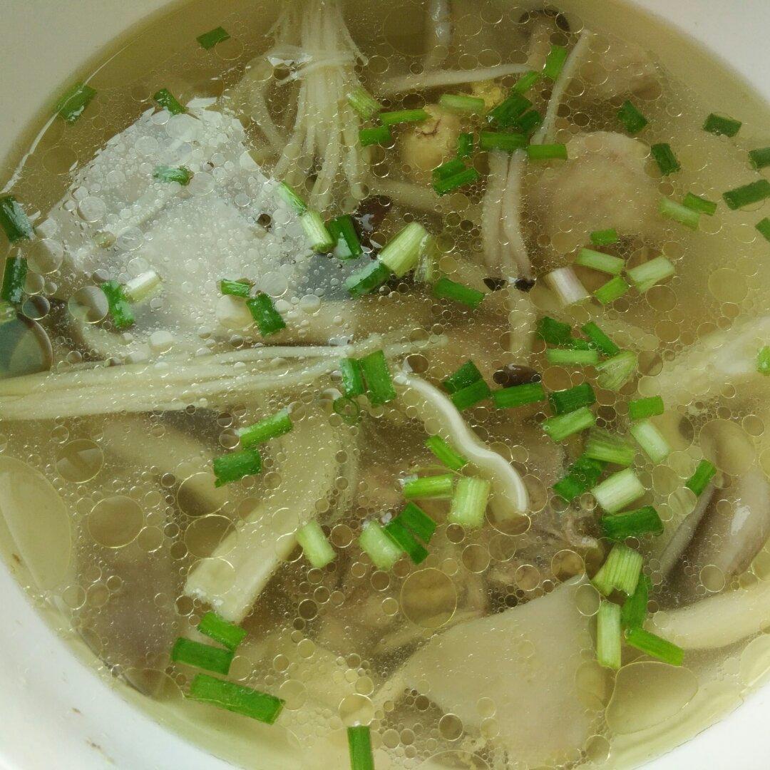 杂菌鲜鸡汤