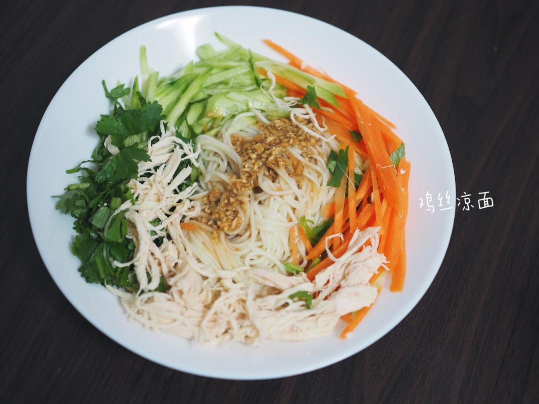 厨师长教你：“鸡丝凉面”的家常做法，味道好极了，先收藏起来