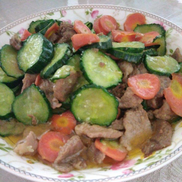 胡萝卜青瓜炒肉片