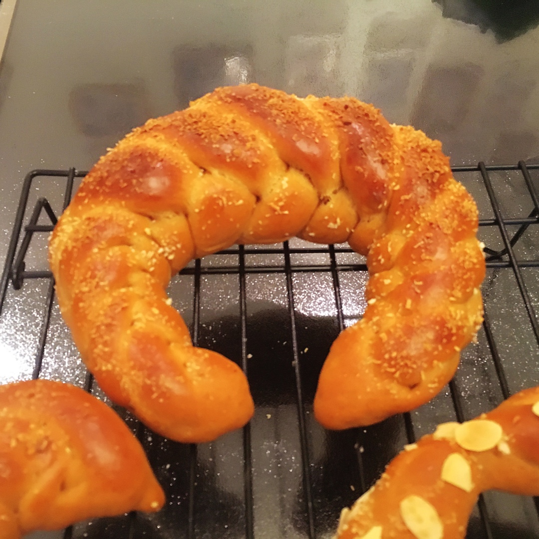 杏仁焦糖辫子牛角包