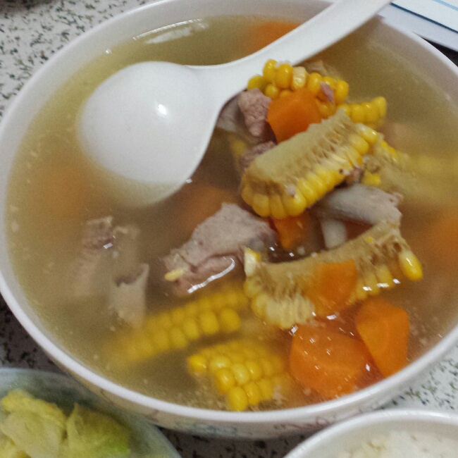 胡萝卜玉米排骨汤