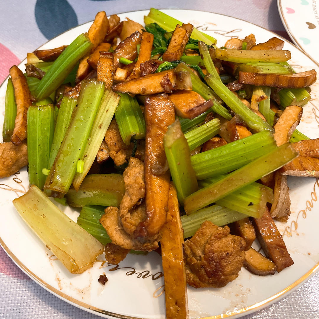 午餐晚餐简单快手下饭菜芹菜炒香干