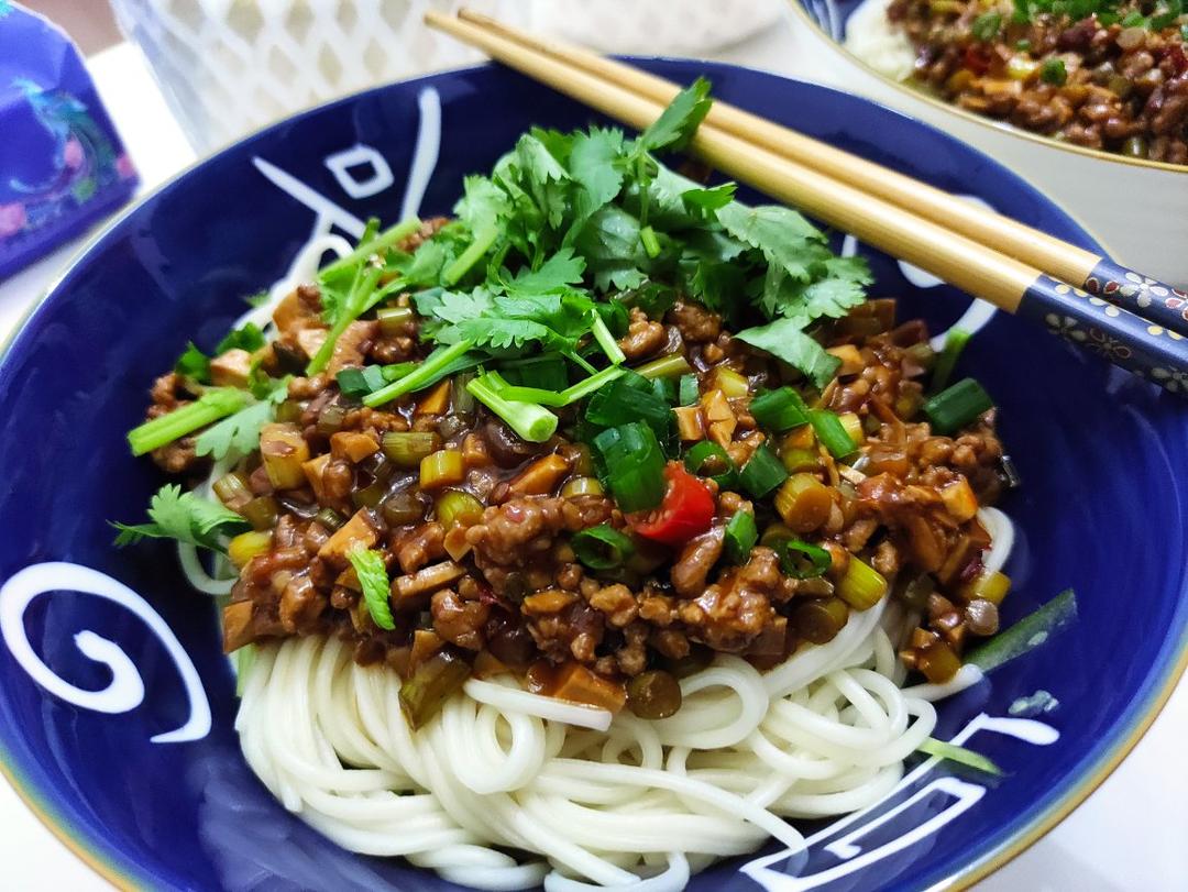 我发誓这将是你吃过最好吃的炸酱面，一口下去回味无穷！！！
