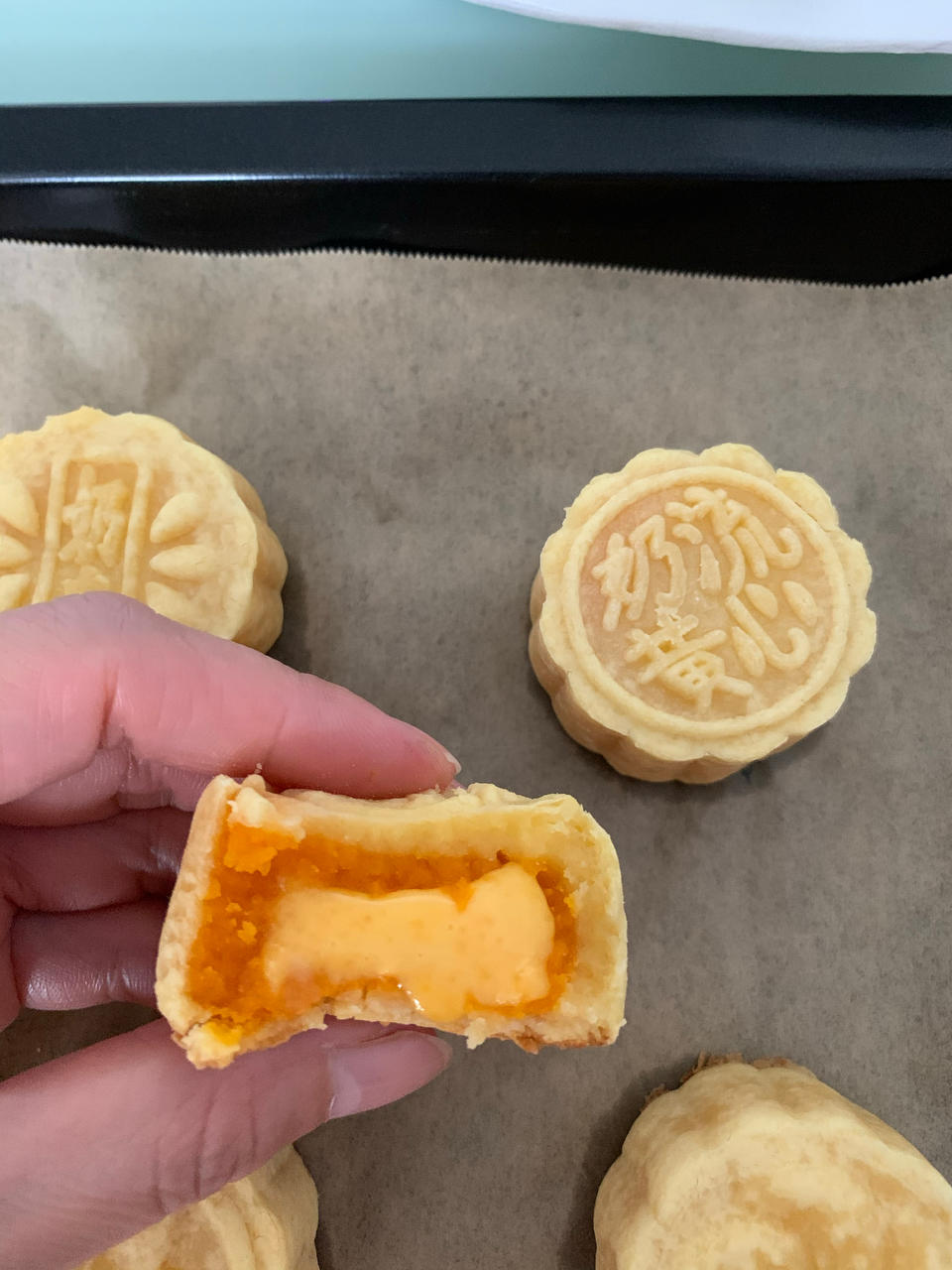 💃奶黄流心月饼——这是可以让你坐稳朋友圈厨霸位置的月饼🥮，没人点赞算我输👎