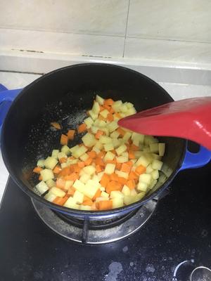 『铁工房』土豆胡萝卜香菇混焖饭的做法 步骤2