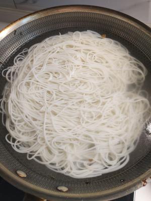 酸菜肉丝米线的做法 步骤7