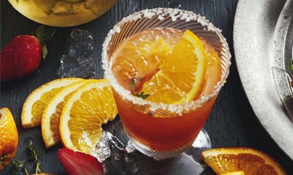 玫瑰草莓金酒饮