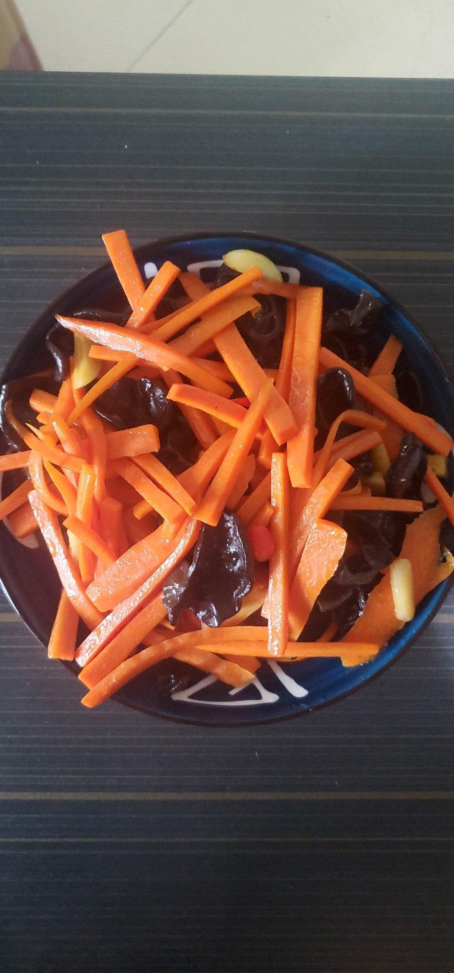 胡萝卜香菇炒木耳