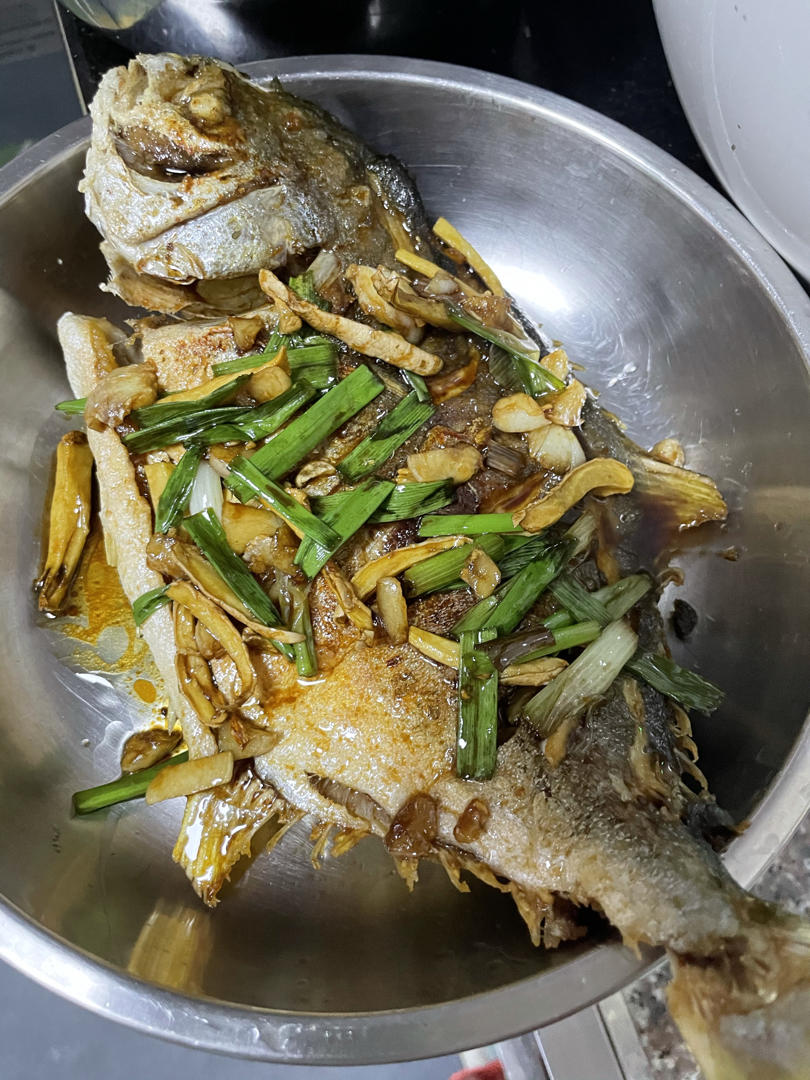香煎金昌鱼：小朋友最爱吃煎鱼，生铁锅制作不破皮不黏锅的