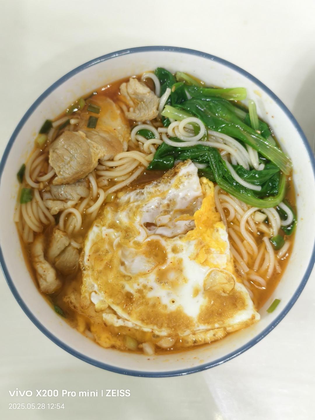 直击灵魂的懒人开胃面条 ｜ 酸汤面
