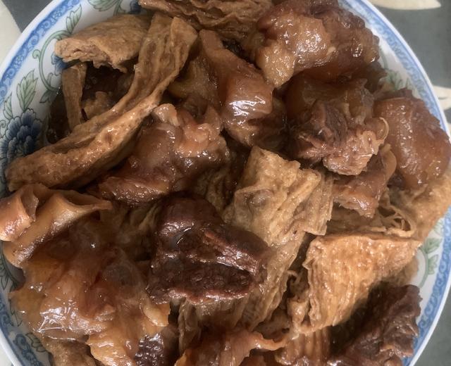 广东人爱吃的:炸腐竹焖牛筋牛腩的做法
