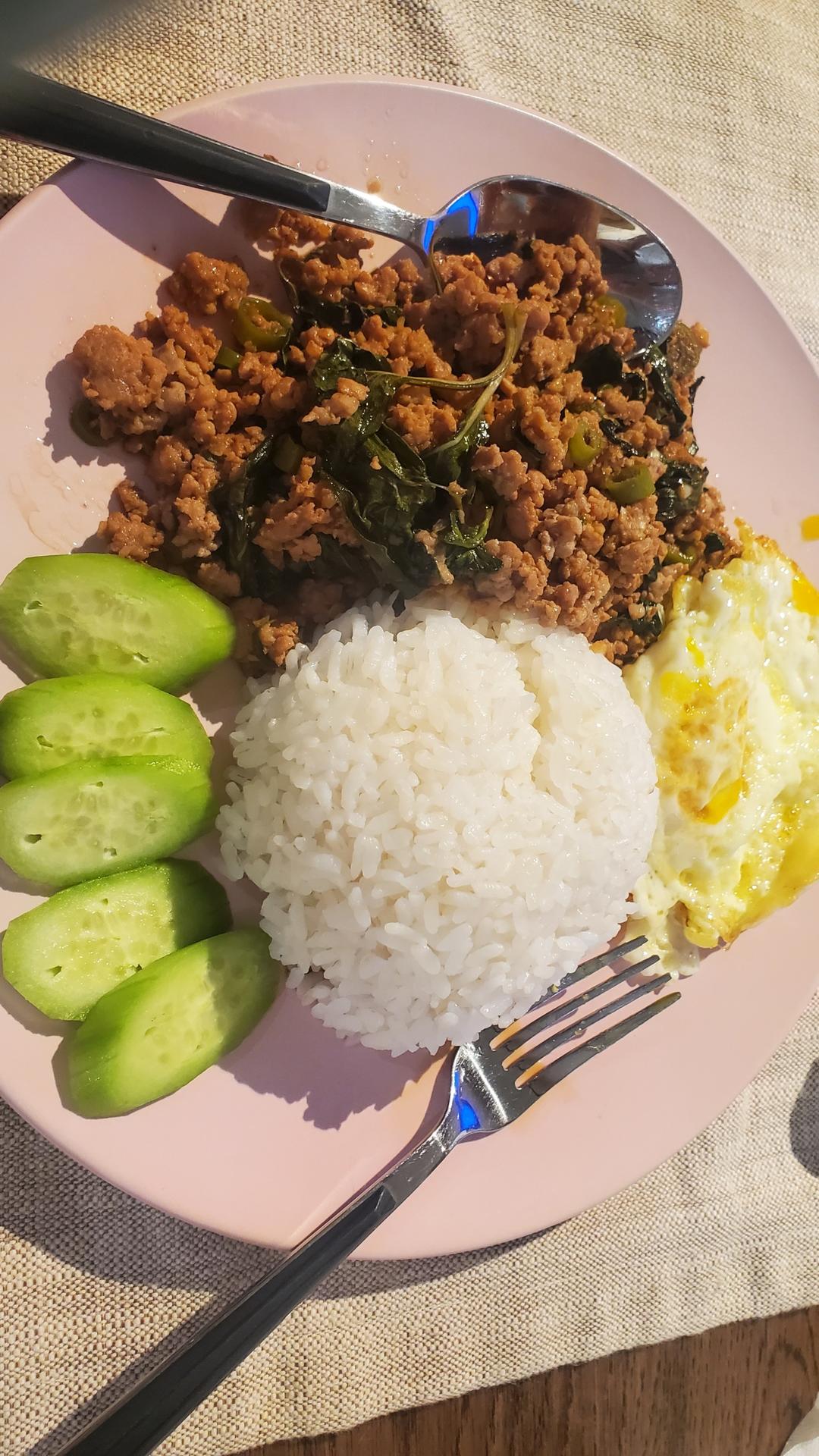 泰國羅勒炒肉末(ผัดกะเพรา)