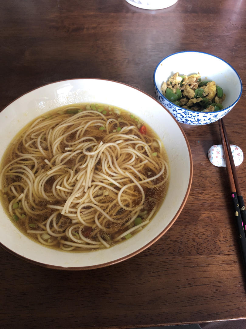 一碗清汤面 🍜 —— 秋日里的治愈系