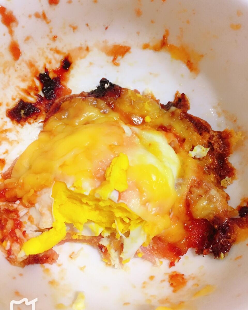 只需摆好材料去微波！惊艳全家的早餐端上桌：香肠奶酪烘蛋
