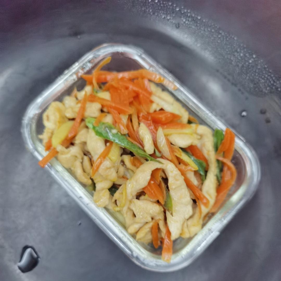 减脂餐-胡萝卜炒鸡胸肉