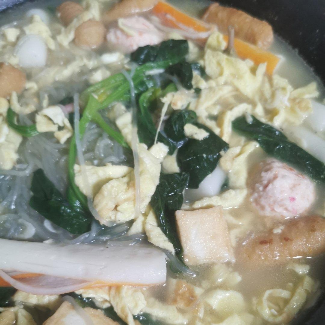简单易学，清淡好喝～鱼丸鸡蛋菠菜汤