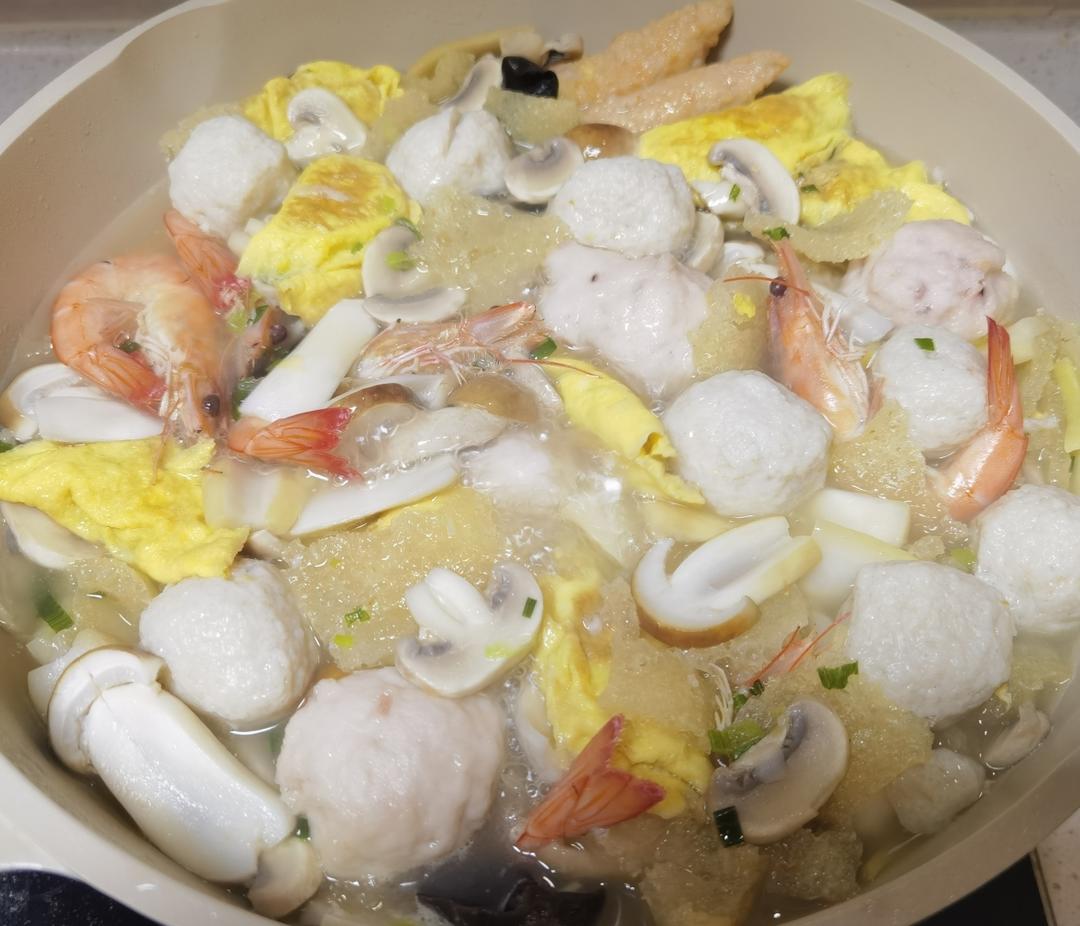 杂烩（冬笋、咸肉、香肠、皮肚、蛋饺、肉圆、鱼丸、菇、木耳、虾、鹌鹑蛋、火腿肠、大白菜）