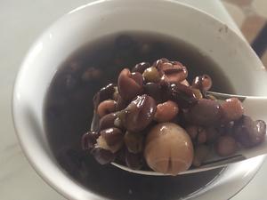 红豆薏米莲子粥瘦身美容的做法 步骤3