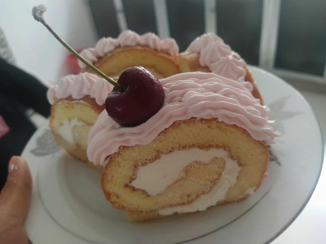 草莓奶油蛋糕卷