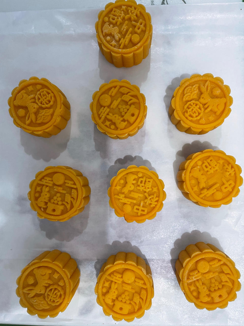 💃奶黄流心月饼——这是可以让你坐稳朋友圈厨霸位置的月饼🥮，没人点赞算我输👎