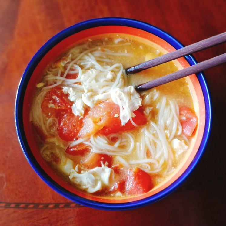 亦文yvaine做的最家常的普通汤面——西红柿鸡蛋龙须面